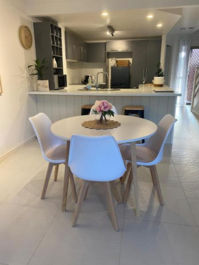 Close to Surfers & theme parks townhouse with yard